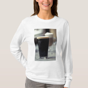 T-shirt Irlande. Verre de bière brune.