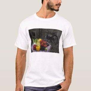 T-shirt Italie, province de Brescia, Gargnano. Table avec