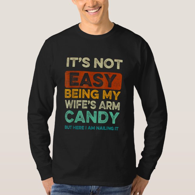 T-shirt Its Not Easy Being My Wife s Arm Candy  Fathers Da (Devant)