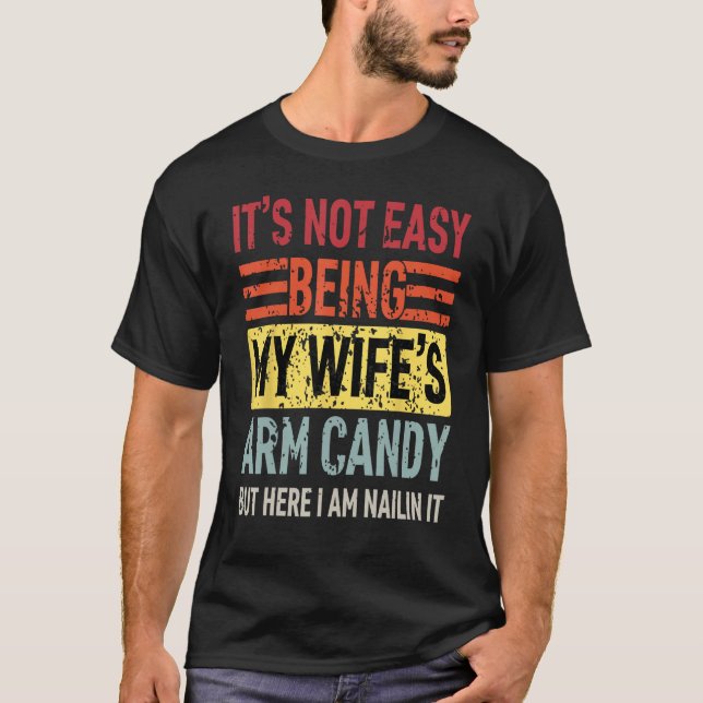 T-shirt Its Not Easy Being My Wife's Arm Candy Funny Fathe (Devant)