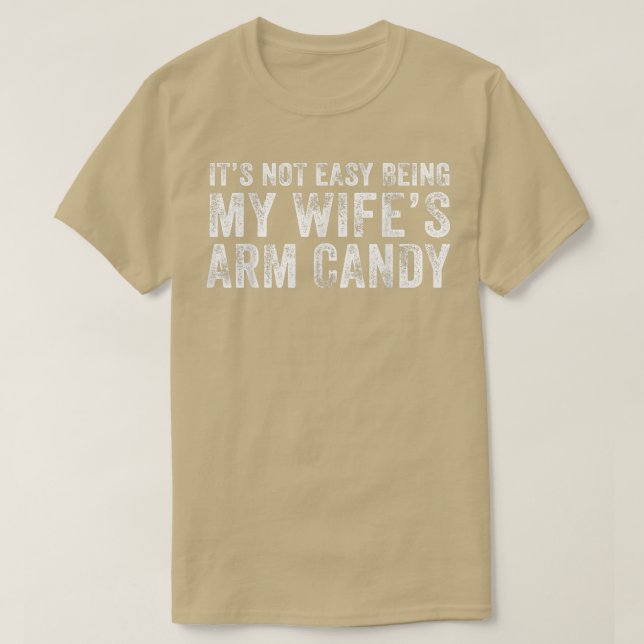 T-shirt Its Not Easy Being My Wifes Arm Candy Funny Husban (Design devant)