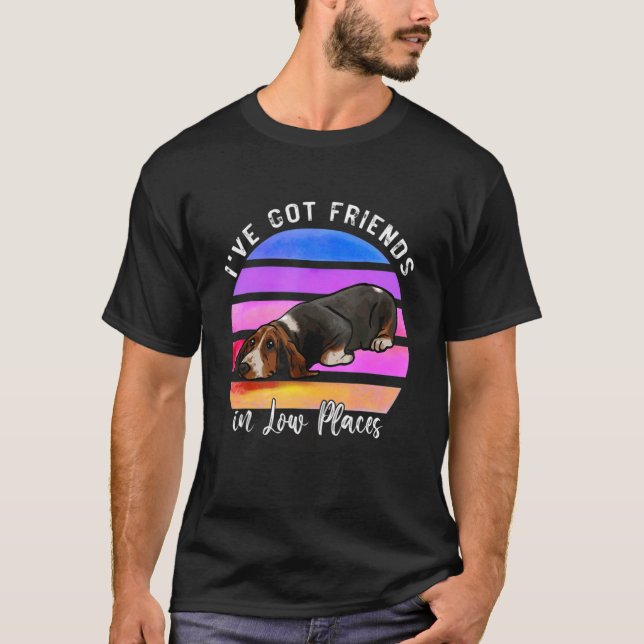 T-shirt I've Got Friends In Low Places Basset Hound Dog (Devant)