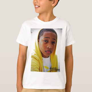 T-shirt Jacob Latimore dans la pièce en t jaune