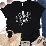 T-shirt J'Ai Dit Oui Funny Black Bachelorette T Chemise<br><div class="desc">Un design moderne pour que la mariée soit. Les mots tourbillonnant disent "J'ai dit oui" et ont un coeur. Cette chemise sera certainement remarquée lors d'un événement de bachelorette. Peut être porté pour le dîner de répétition,  et avec votre mariage.</div>