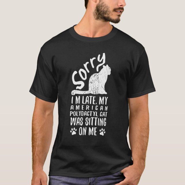 T-shirt J'ai du retard, mon chat américain polydactyle éta (Devant)