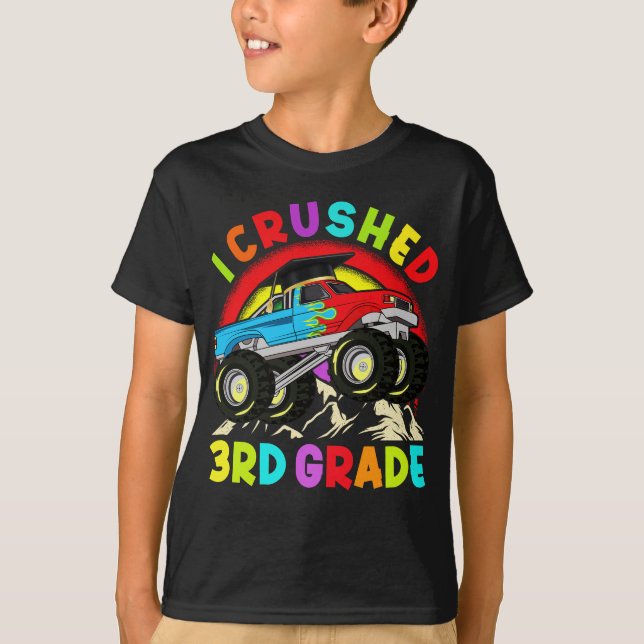 T-shirt J'ai écrasé 3e grade Monster Truck Graduation Cap (Devant)