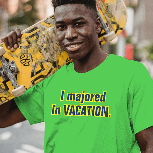 T-shirt J'ai Majoré dans Vacation Blue Yellow Movie Slogan (Green t-shirt with slogan that says 'I majored in VACATION.')