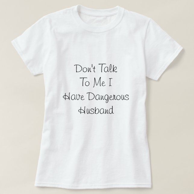 T-shirt J'ai un mari dangereux, une citation d'amour  (Design devant)