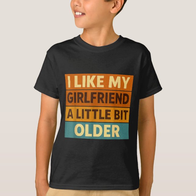 T-shirt J'aime ma copine un peu plus âgée drôle à dire (Devant)