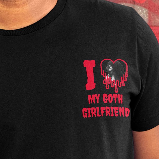 T-shirt J'aime ma Goth Girlfriend Drip Red Heart Photo (I love my goth girlfriend slogan, with photo template in a heart, written in red dripping text)
