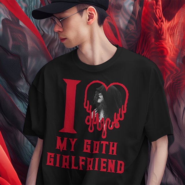 T-shirt J'aime ma Goth Girlfriend saigner le coeur rouge p (Gothic t-shirt that says 'I ♥ my goth girlfriend' with a photo of your girlfriend in the heart.)