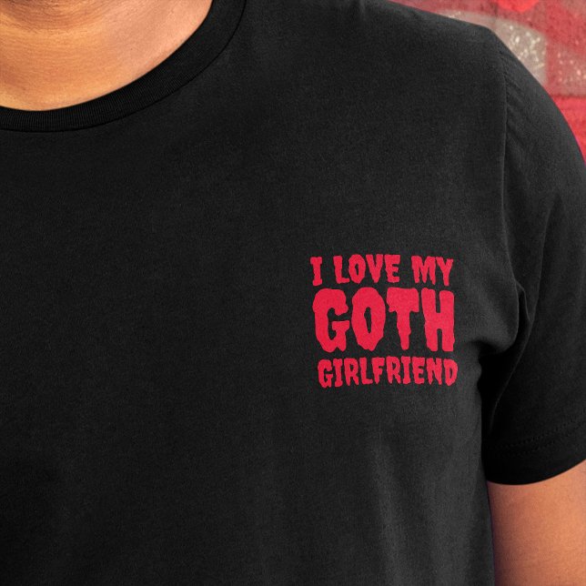 T-shirt J'Aime Ma Goth Une Petite Amie Qui Lève Le Slogan  (Text 'i lovev my girlfriend' on crest area of black t-shirt, in red dripping font)