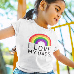 T-shirt J'aime mes papas Gay pride arc-en-ciel<br><div class="desc">Célébrez le Mois de la Fierté et montrez votre soutien à vos papas et à la communauté LGBTQ avec ce design coloré de t-shirt "I Love My Dads" avec du texte moderne noir et un vibrant spectre arc-en-ciel ROYGBV de couleurs.</div>