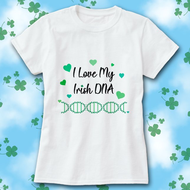 T-shirt J'aime mon ADN irlandais trèfle (White t-shirt with green hearts, a DNA strand made of clover, and I Love My Irish DNA black text.)
