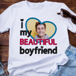 T-shirt J'aime mon beau petit ami photo personnalisée<br><div class="desc">Ce t-shirt mignon est le cadeau idéal pour tout petit ami amoureux. La légende dit "J'aime (coeur) mon BEAU copain" en polices modernes noires et roses foncées. Facile à personnaliser en ajoutant une photo personnalisée dans un grand cadre bleu en forme de coeur.</div>