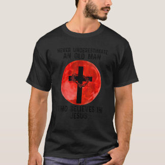 T-SHIRT JAMAIS SOUS-ESTIMER UN VIEIL HOMME QUI CROIT EN JE