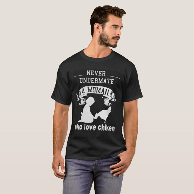 T-shirt jamais undermate qu'une femme qui aiment chiken (Devant entier)