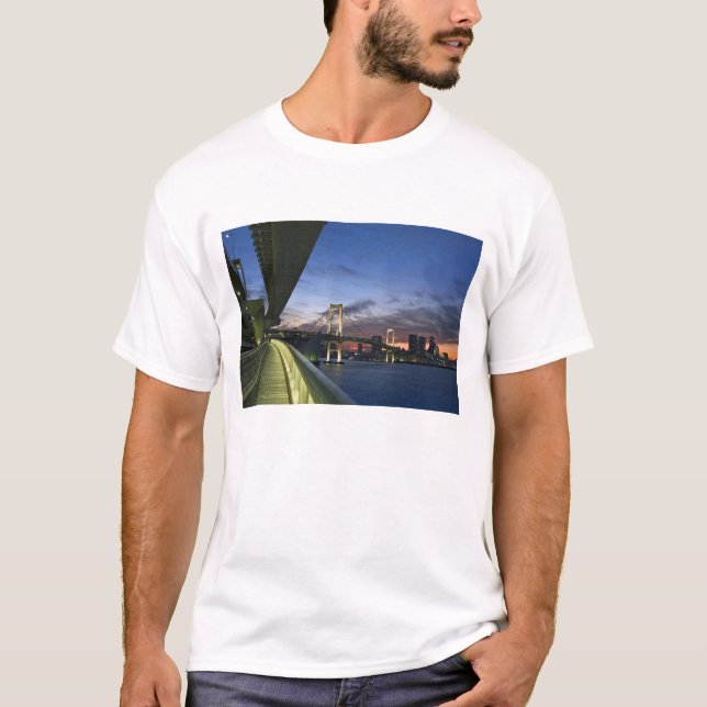 T-shirt Japon. Tokyo. Pont Rainbow dans la baie de Tokyo. (Devant)