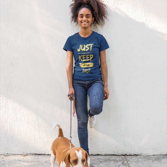 T-shirt Jaune Gardez Jésus d'abord (Créateur téléchargé)