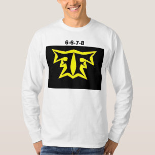 T-shirt jaune sur le noir
