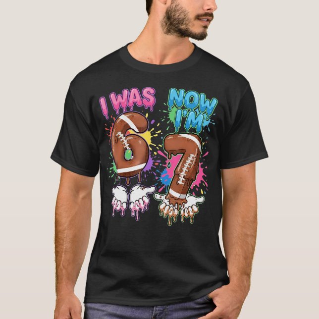 T-shirt J'avais 6 ans maintenant j'ai 7 ans Football Drip  (Devant)
