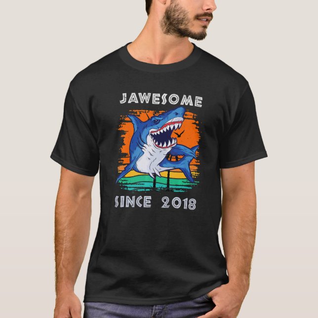 T-shirt Jawsome Awesome depuis 2018 Sharks Sea Ocean Fans  (Devant)