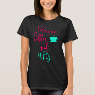 T-shirt Je cours sur le café et les ovnis Aliens amusants