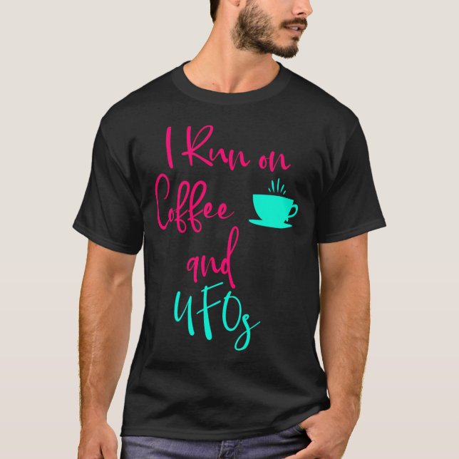 T-shirt Je Cours Sur Le Café Et Ufos Citation Alien Mignon (Devant)