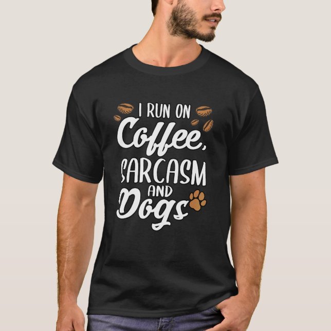 T-shirt Je Cours Sur Le Sarcasme De Café Et Chiens Pigs De (Devant)