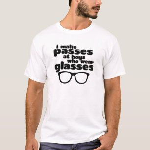 T-shirt Je fais des passages aux garçons avec des verres