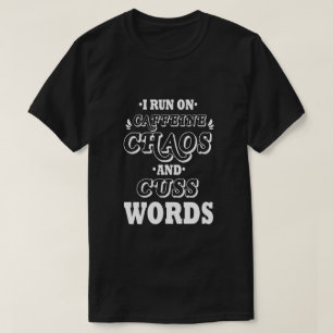 T-SHIRT JE FONCTIONNE À LA CAFFÉINE, AU CHAOS ET AUX GROS