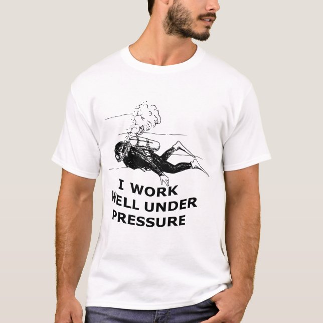 T-shirt Je fonctionne bien sous pression (la plongée à (Devant)