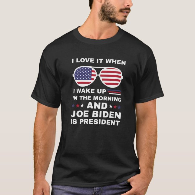 T-shirt Je L'Aime Quand Je Me Réveille Biden Est Président (Devant)