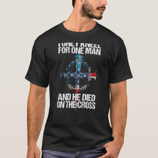 T-shirt Je ne m'agenouille que pour un homme et il est mor