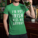 T-shirt Je ne suis pas irlandais, Embrasse-moi de toute fa<br><div class="desc">Vous n'avez pas besoin d'être irlandais pour vous amuser sur le Paddy's Day ! Célébrez la Saint-Patrick avec notre tee-shirt drôle et festif en vert vif,  avec "I'm Not Irish,  Kiss Me Anyway" en caractères blancs gras.</div>