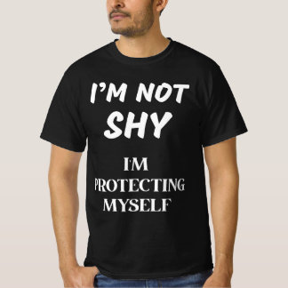 T-SHIRT JE NE SUIS PAS SHY, JE ME PROTÈGE.