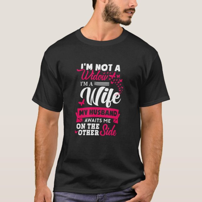 T-shirt Je ne suis pas une veuve Je suis une femme que mon (Devant)