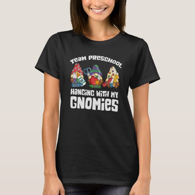 T-shirt Je Passe Avec Mon Équipe De Gnomes Enseignant Prék (Devant)