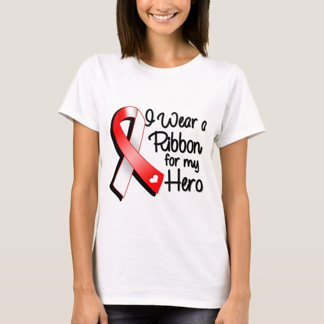 T-shirt Je porte un ruban rouge et blanc pour mon héros (Devant)
