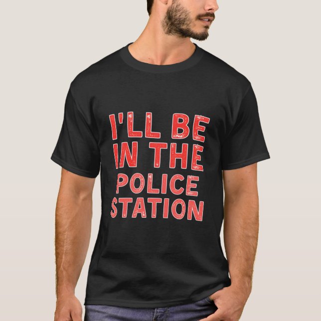 T-shirt Je serai dans le district de résolution de crimes  (Devant)
