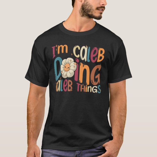 T-shirt Je suis Caleb faisant des choses de Caleb  Groovy  (Devant)