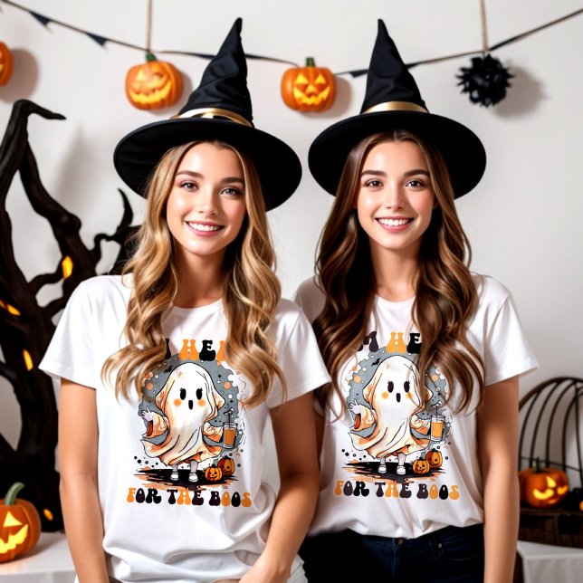 T-shirt Je suis ici pour les Boos (two girls celebrating halloween with a ghost design t-shirt saying i'm here for the boos)