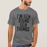 T-shirt Je suis Ken faisant Ken Things Funny Ken Birthday<br><div class="desc">Je m'appelle Ken Doing Ken Things Funny Ken Birthday Vintage Personnalisé Nom pour Filles, Femmes, Hommes, fille, soeur, épouse, papa, mari, petite-fille, ami, maman, grand-mère, tante, grand-mère, grand-père, meilleure mère jamais, petite amie à la fête d'anniversaire, Noël. Un vêtement parfait pour tous - Une partie parfaite des accessoires pour compléter...</div>