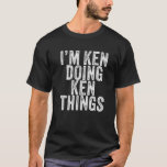 T-shirt Je suis Ken faisant Ken Things Funny Ken Birthday<br><div class="desc">Je m'appelle Ken Doing Ken Things Funny Ken Birthday Vintage Personnalisé Nom pour Filles, Femmes, Hommes, fille, soeur, épouse, papa, mari, petite-fille, ami, maman, grand-mère, tante, grand-mère, grand-père, meilleure mère jamais, petite amie à la fête d'anniversaire, Noël. Un vêtement parfait pour tous - Une partie parfaite des accessoires pour compléter...</div>