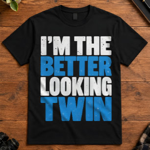 T-shirt Je suis le jumeau qui est mieux physiquement Blagu
