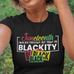 T-shirt Je suis Noir tous les jours mais aujourd'hui je su<br><div class="desc">Ce t-shirt arborait un slogan coloré en polices rouge, jaune, verte et blanche, qui disait : "Au dix-septième jour, je suis noir tous les jours, mais aujourd'hui je suis noir noir noir noir" et fait le cadeau parfait pour quiconque pour soutenir la communauté afro-américaine et célébrer l'anniversaire de la Journée...</div>