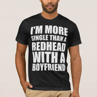 T-shirt Je suis plus célibataire qu'une rousse avec un pet