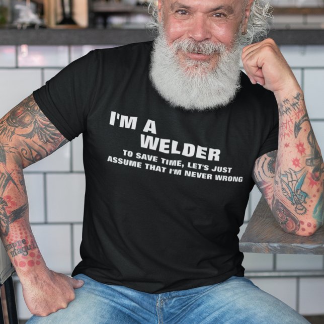 T-shirt Je suis soudeur pour gagner du temps Supposons (Man wearing a funny welder t-shirt.)