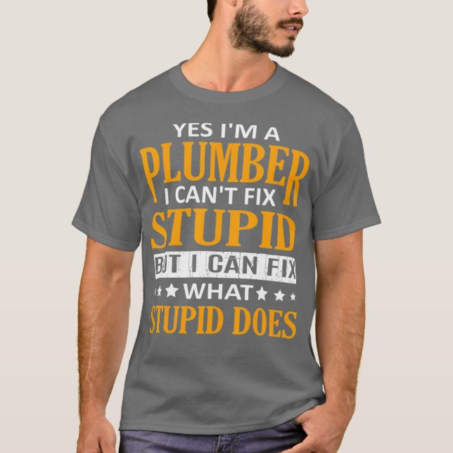 T-shirt Je suis un plombier Je ne peux pas réparer Stupide (Devant)