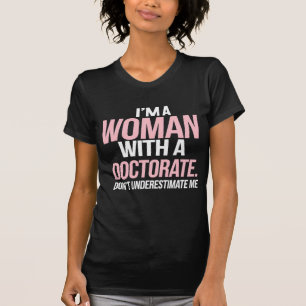 T-shirt Je suis une femme avec un doctorat amusant doctora